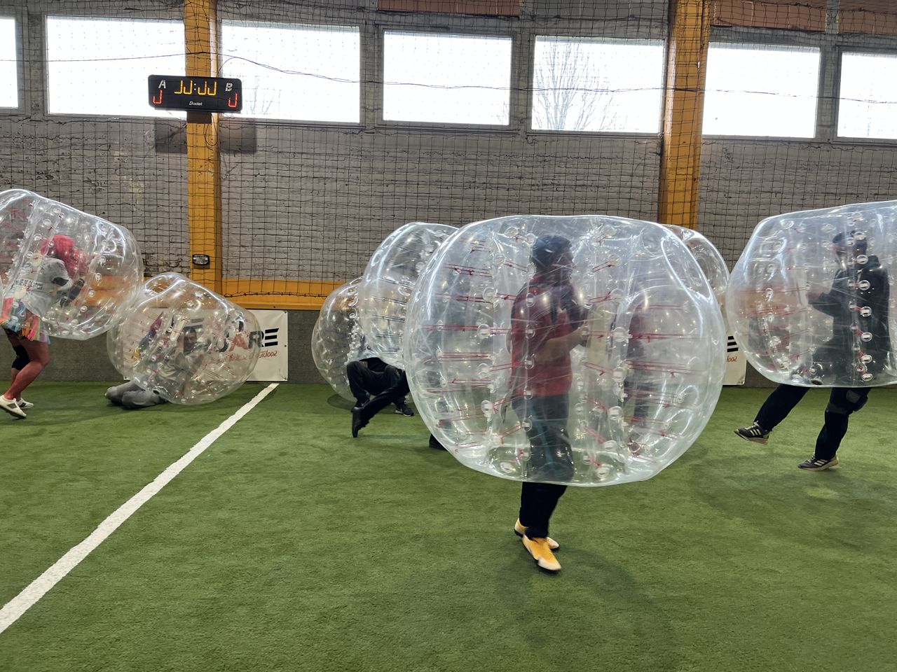 Un groupe s'affronte en bubble foot pour un enterrement de vie de jeune fille