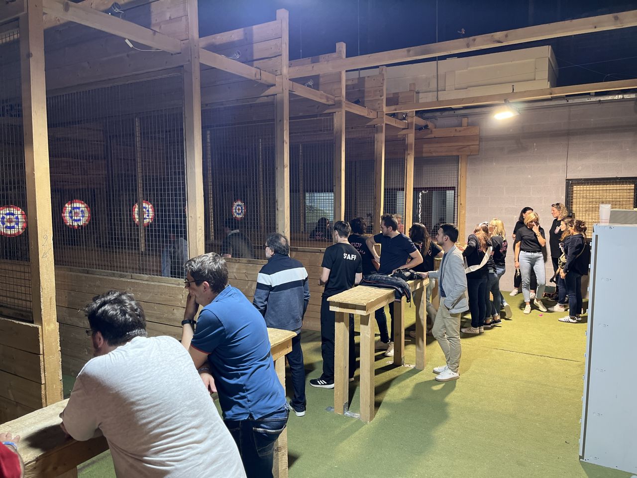Un groupe partage un moment convivial autour du lancer de hache lors d'un EVJF