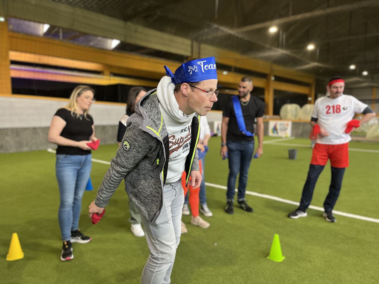 Un groupe participe à un jeu d'équipe type olympiades lors d'un EVJF