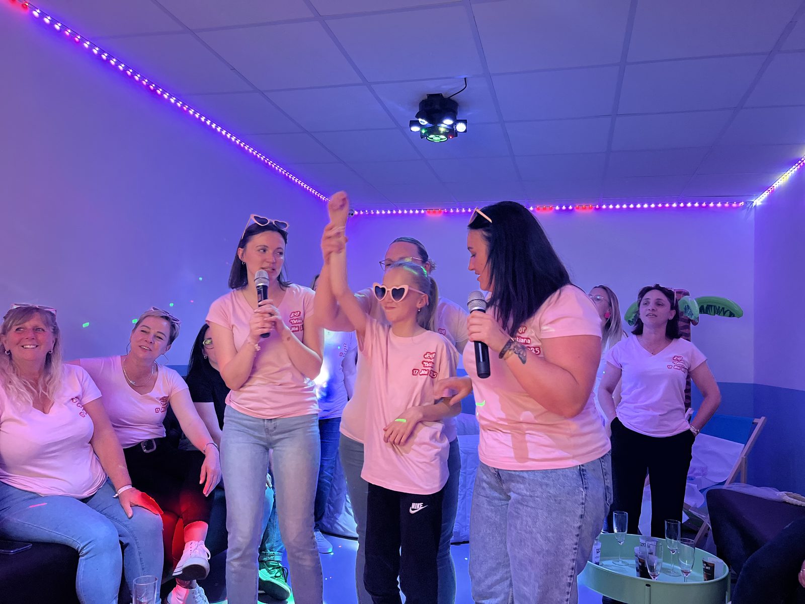 Ambiance de karaoké entre amies pour un EVJF